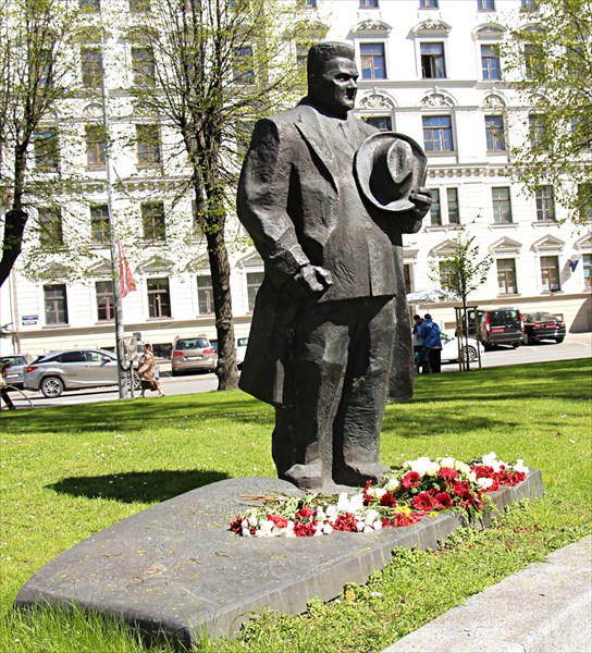 238-Памятник Карлису Улманису